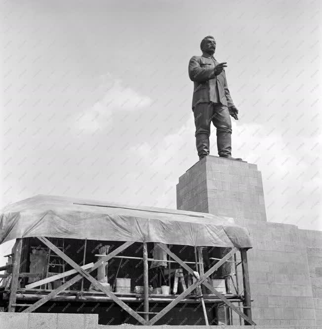 Emlékmű - Készítik a Sztálin-szobor reliefjeit