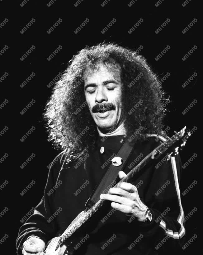 Carlos Santana  amerikai gitáros
