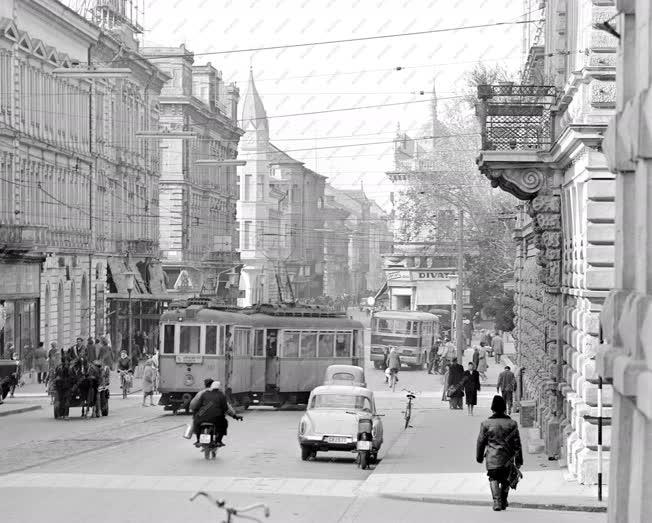 Városkép-életkép - Nagy a forgalom a Széchenyi téren