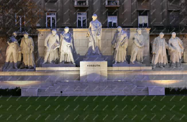 Köztéri műalkotás - Budapest - Az újrafaragott Kossuth-szobor