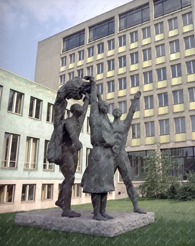 Városkép - Miskolc - Zászlóvivők című szobor