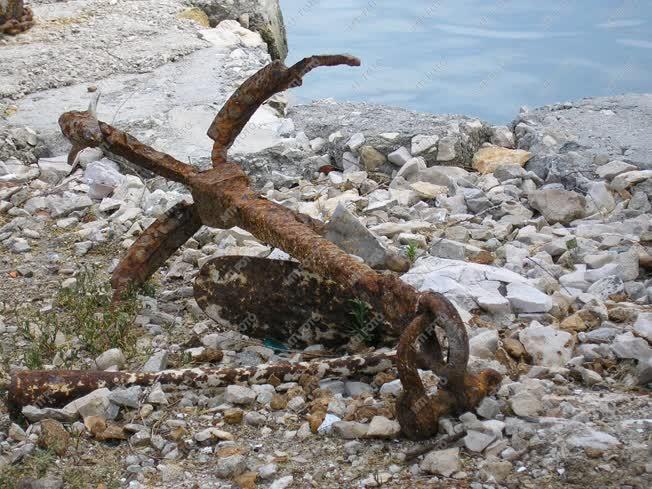 Horvát tengerpart - Rozsdás horgony