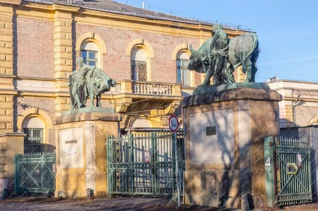 Műalkotás - Budapest - A Közvágóhíd bejáratát őrző szobor