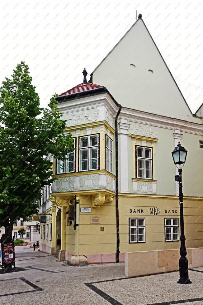 Városkép - Győr - Sarokerkélyes ház
