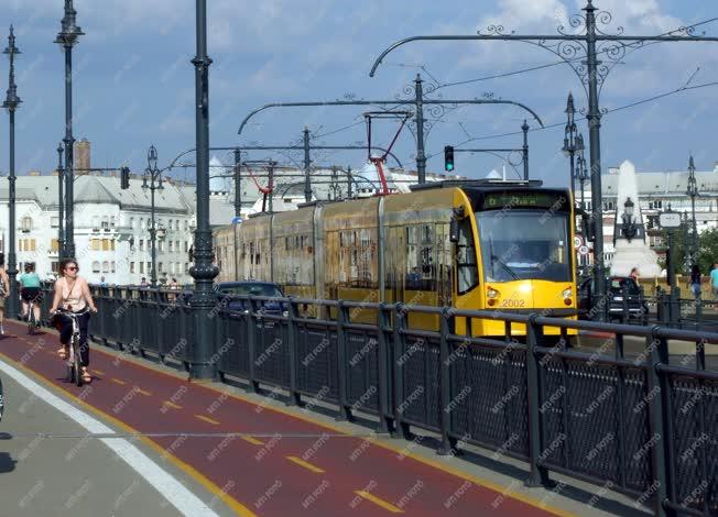 Városkép - Budapest - Kerékpárút és Combino a Margit hídon