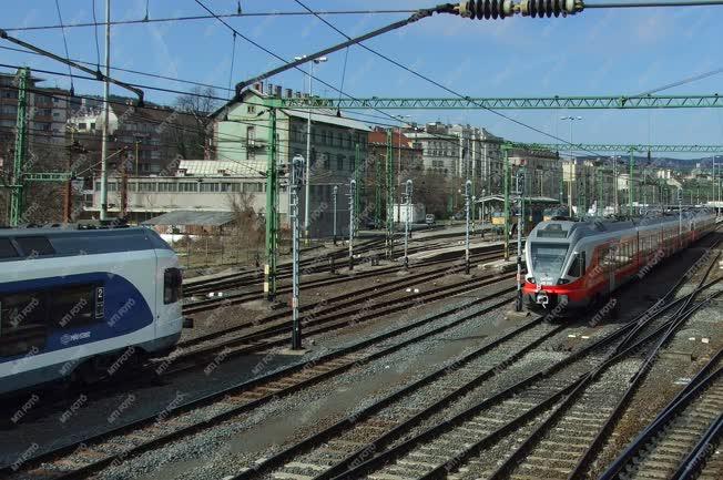 Közlekedés - Budapest - Modern vasúti szerelvény a Déliben