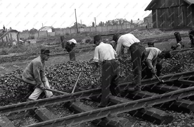 Történelem - Munkások a vasút sínek újjáépítésén