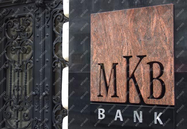 Tárgy - Budapest - Az MKB Bank központjának cégtáblája