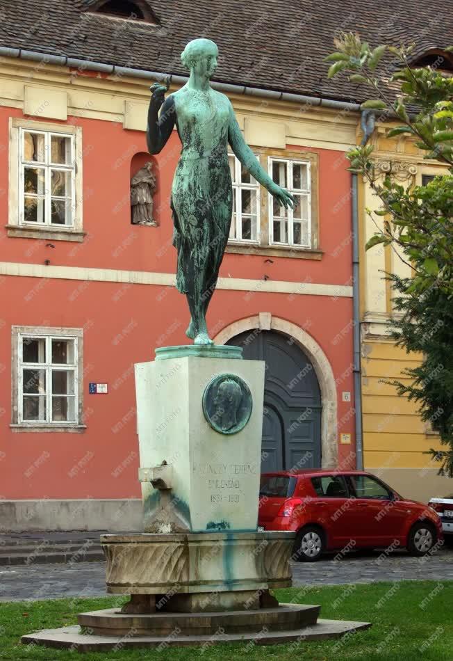 Budapest - Városkép - Köztéri szobor - Kazinczy