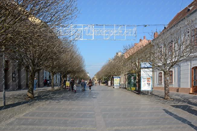 Idegenforgalom - Keszthely - Turisták a Kossuth Lajos utcában