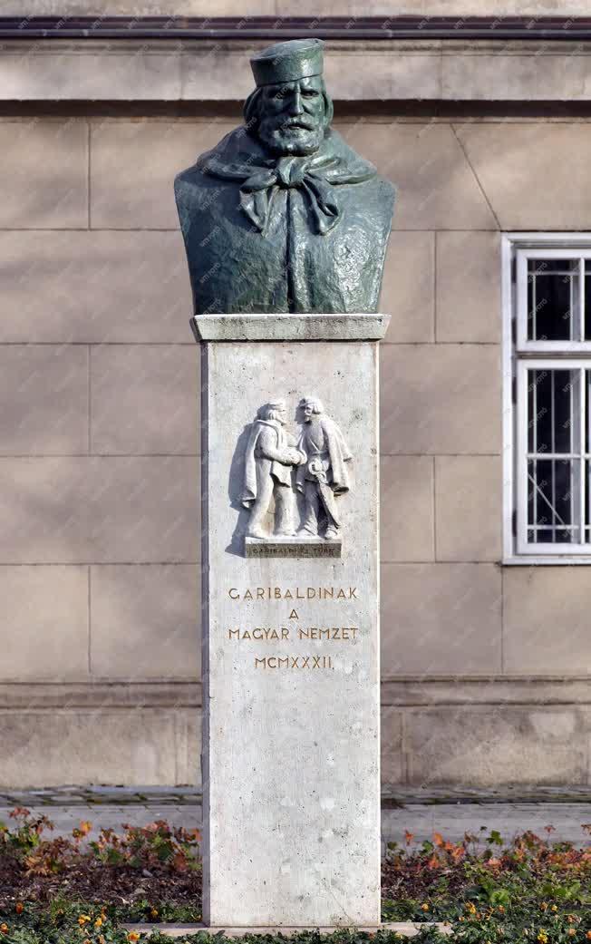 Köztéri műalkotás - Budapest - Giuseppe Garibaldi szobra a Múzeumkertben