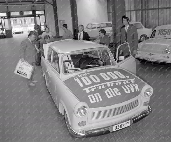 Életkép - Közlekedés - A 100 000. Trabant átadása