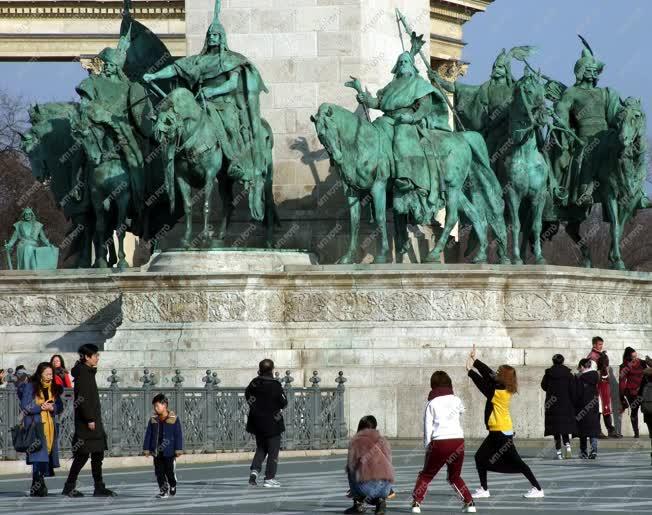 Idegenforgalom - Budapest - Külföldi turisták a Hősök terén