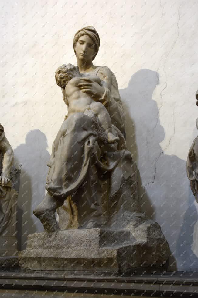 Műalkotás - Firenze - A Medici Madonna szobra