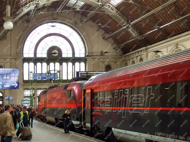 Közlekedés - Budapest -  Korszerű vasúti személyszállítá