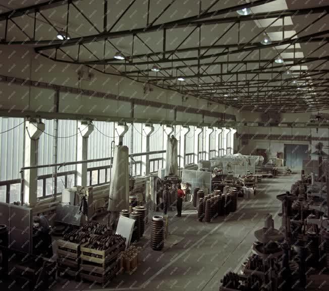 Ipar - Villamos szigetelők gyártása a Zsolnay-gyárban