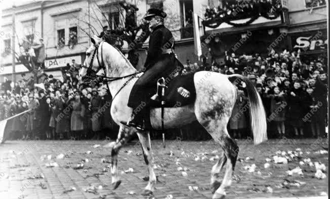 Területi kérdés - Bevonulás a Felvidékre - Horthy Miklós Észak-Komáromban