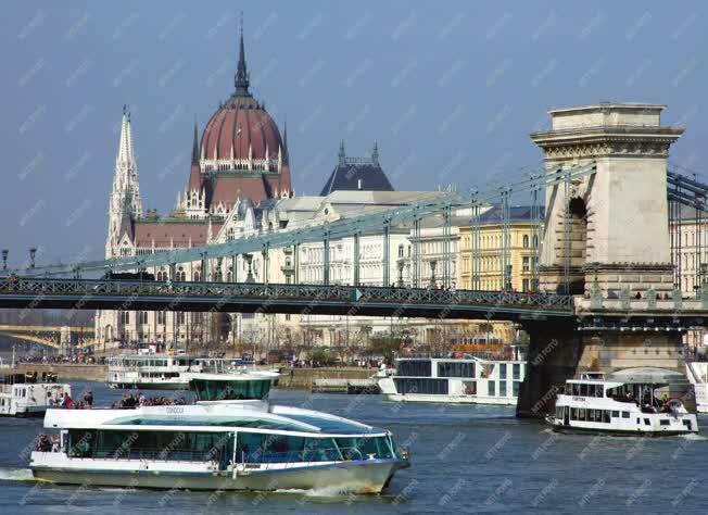 Városkép - Budapest - Turistákat szállító hajók a Dunán