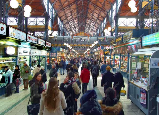 Idegenforgalom - Budapest - Külföldi turisták a Nagy Vásárcsarnokban