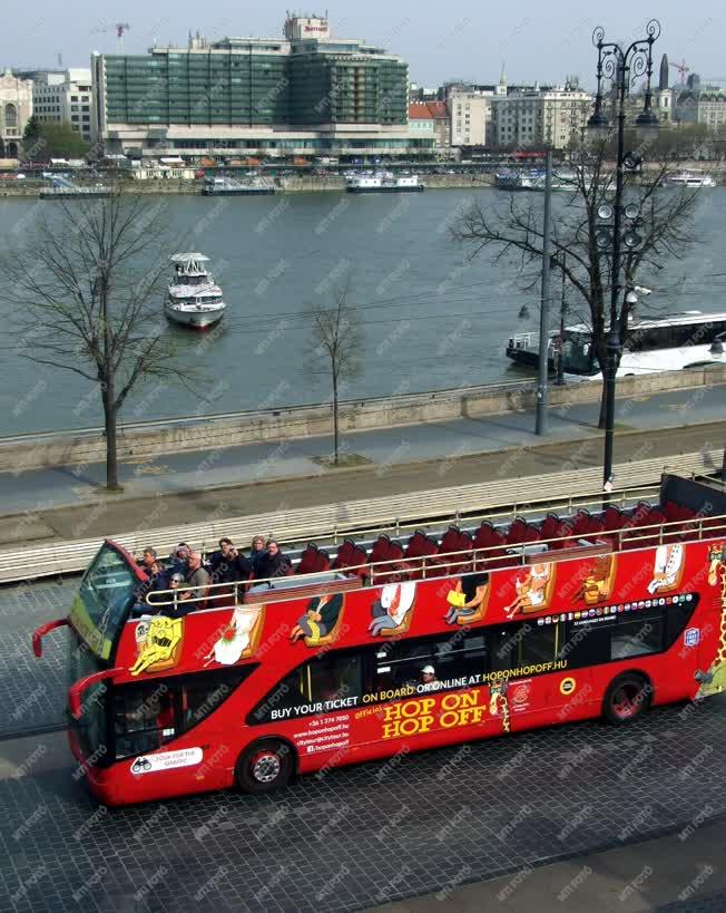 Idegenforgalom - Budapest - Turistabusz a Duna-parton