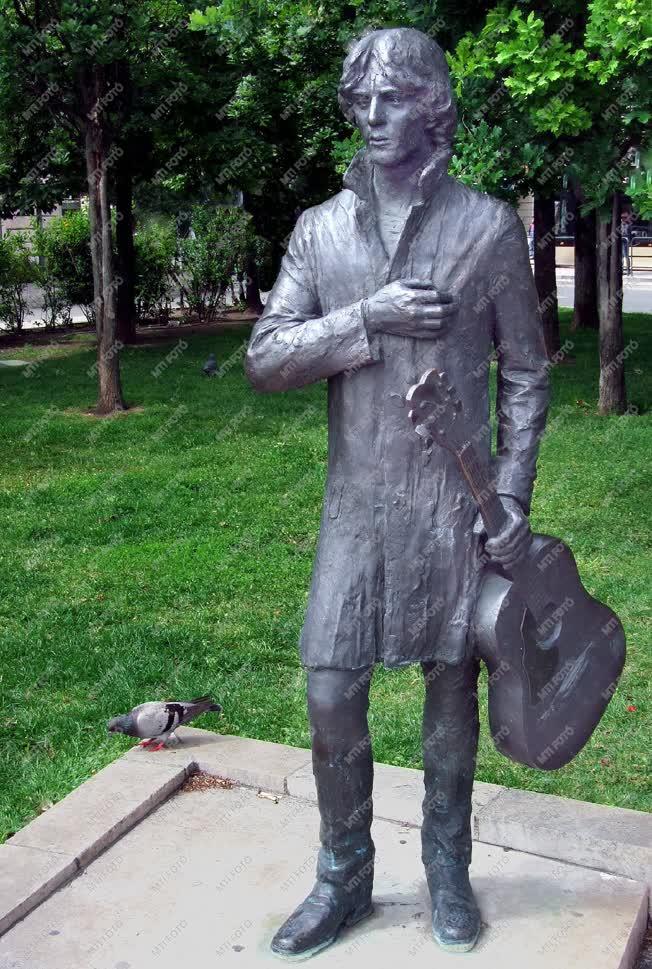 Köztéri szobor - Budapest - Cseh Tamás a Szent Gellért téren