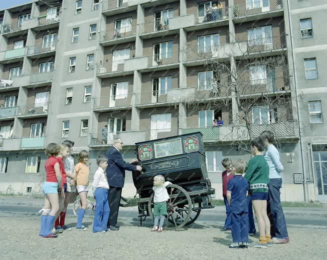 Városkép - Életkép - Verklis a lakótelepen