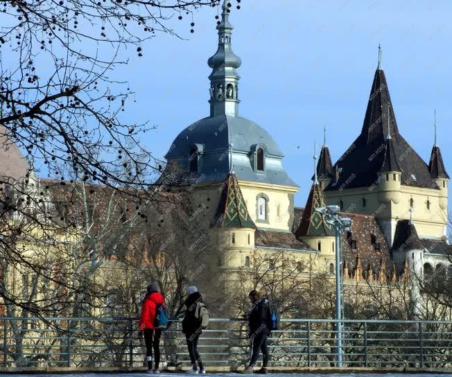 Idegenforgalom - Budapest - Külföldi turisták a Városligetben