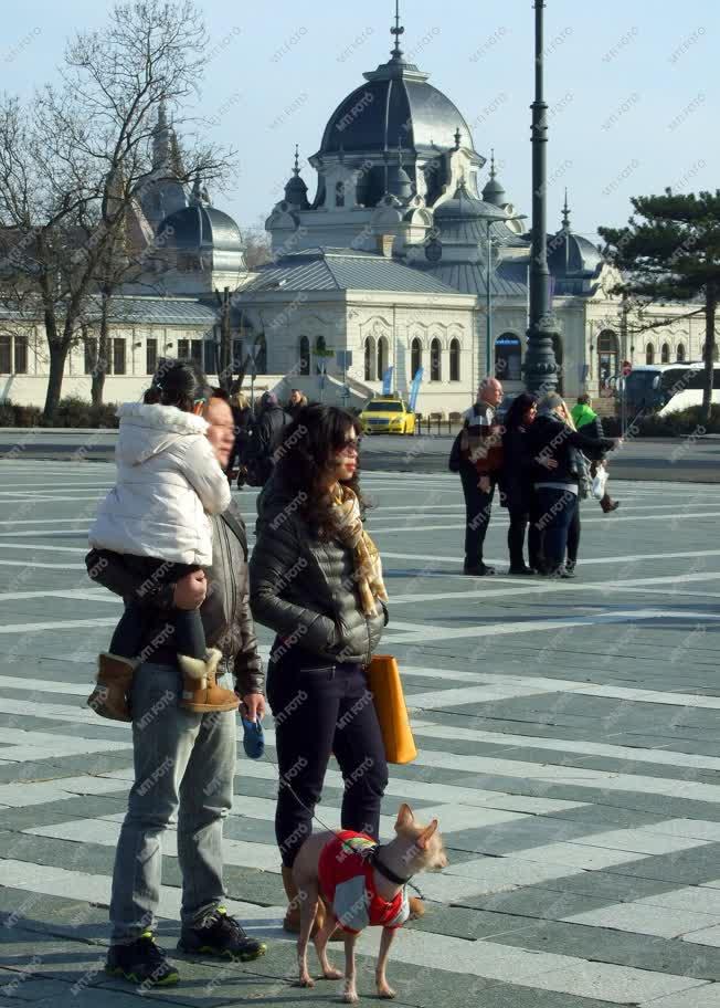 Idegenforgalom - Budapest - Külföldi turisták a Hősök terén