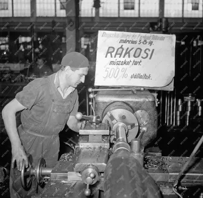 Ipar - Felajánlások Rákosi születésnapjának tiszteletére