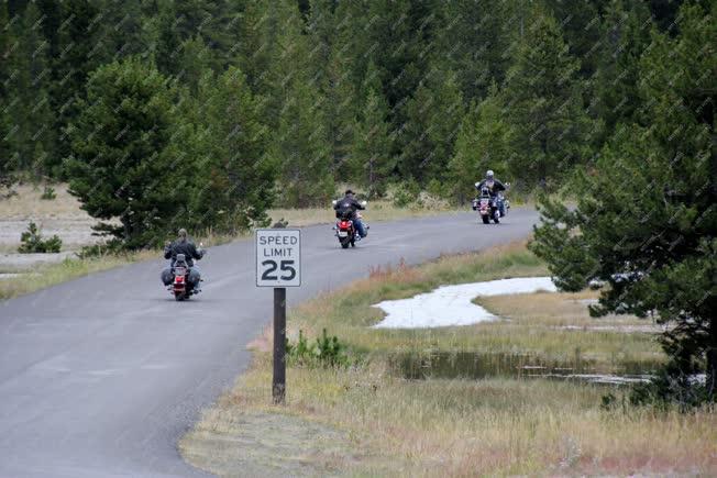 Idegenforgalom - Motorosok a Yellowstone Nemzeti Parkban