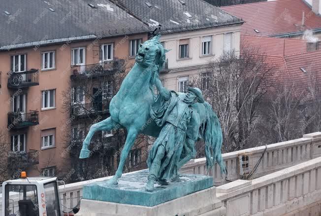 Köztéri szobor - Budapest - Lovát fékező csikós
