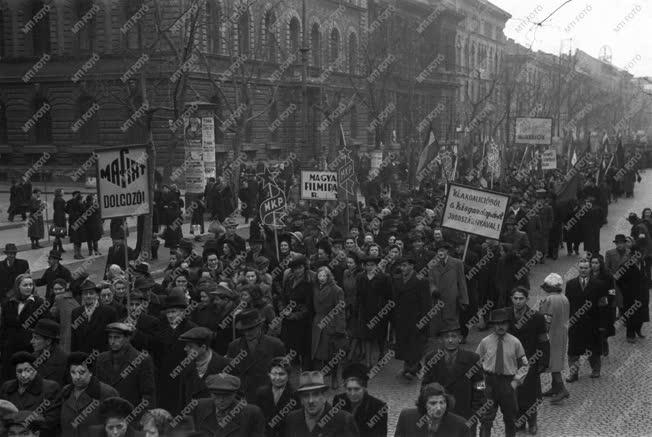 Belpolitika - Tömeggyűlés a Hősök terén