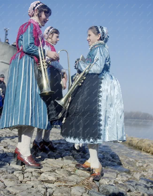 Kultúra  - Folklór - Busójárás Mohácson - Zenészek népviseletben