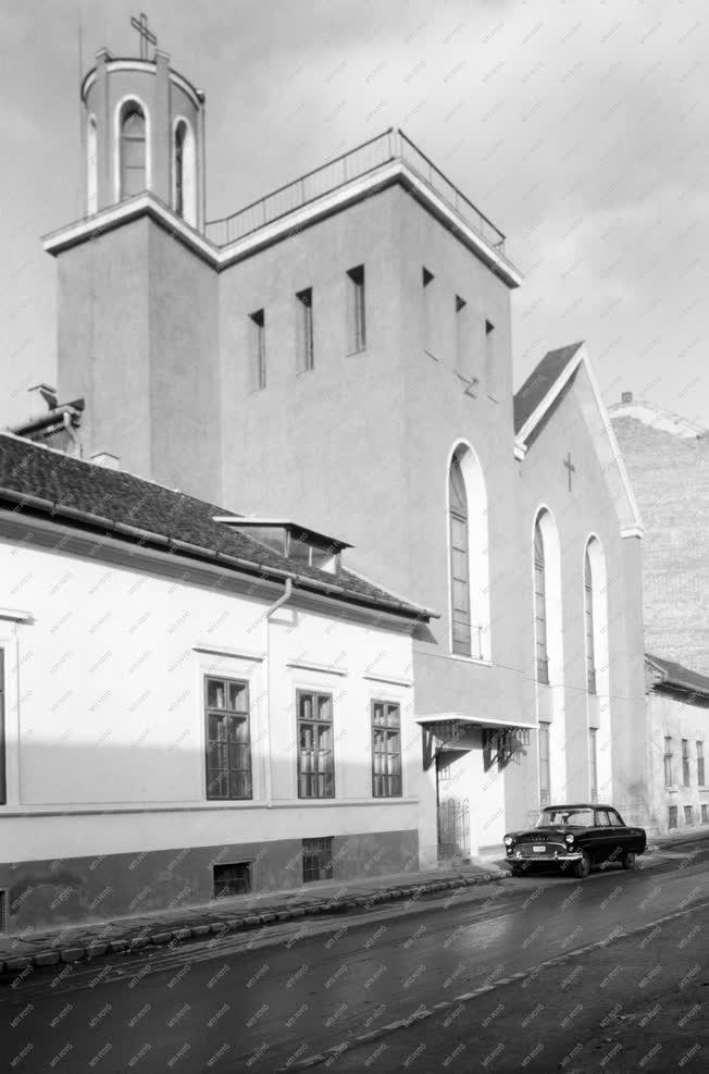 Vallás - Egyház - A Nap Utcai Baptista Gyülekezet imaháza