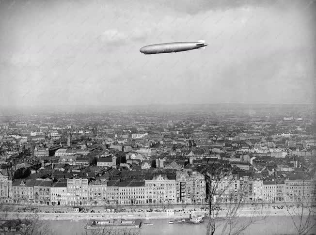 Közlekedés - A Graf Zeppelin léghajó Budapest felett