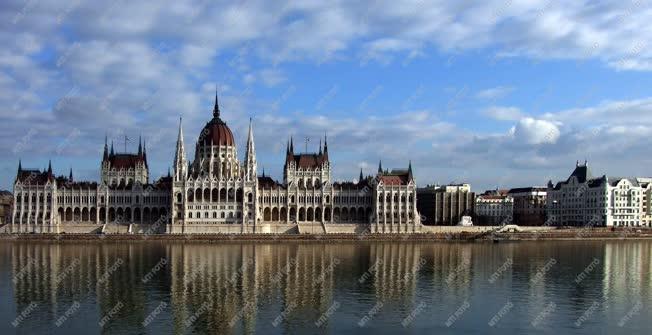Épület - Budapest - A Parlament és az Igaszságügyi Minisztérium