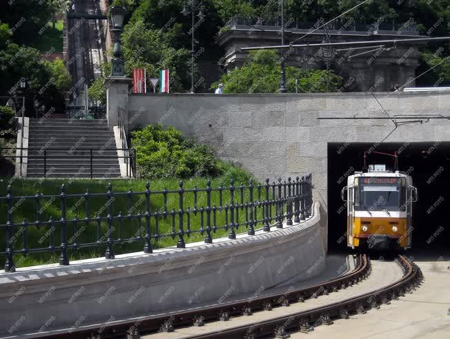 Közlekedés - Budapest - Villamos aluljáró a Lánchídnál