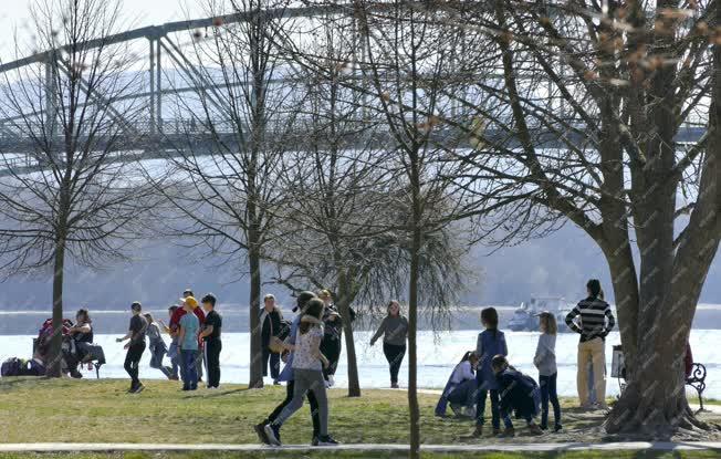 Szabadidő - Esztergom - Fiatalok az Erzsébet-parkban