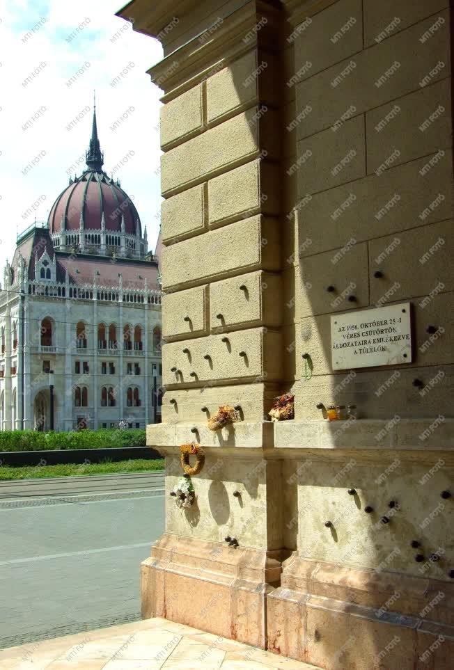 Emlékhely - Budapest - Golyónyomok a Kossuth téren