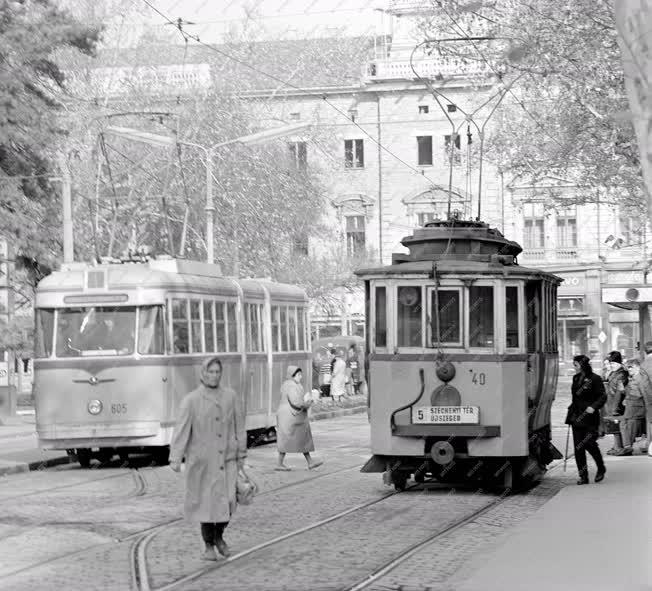 Városkép-életkép - Régi és új villamos a Széchenyi tére