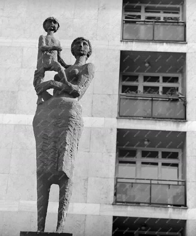 Kultúra - Anya gyermekével szobor Budán