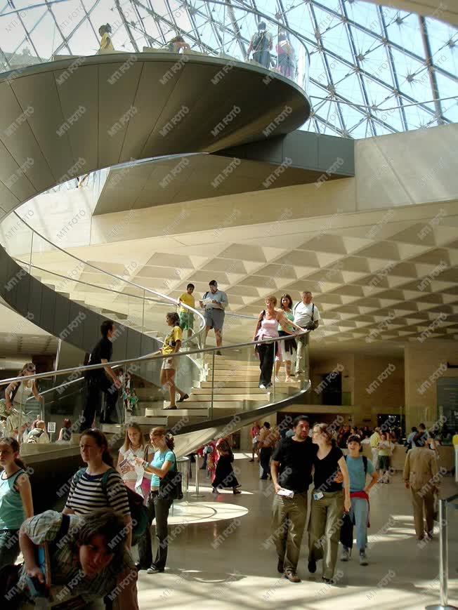 Párizs - A Louvre bejárata