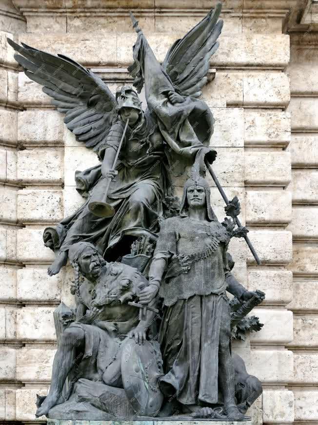 Műalkotás - Budapest - A Háború allegorikus szobra a Várban