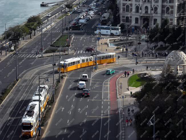 Közlekedés - Budapest - Forgalom a Szent Gellért téren