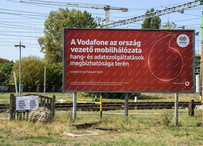 Távközlés - Vodafone óriásplakát