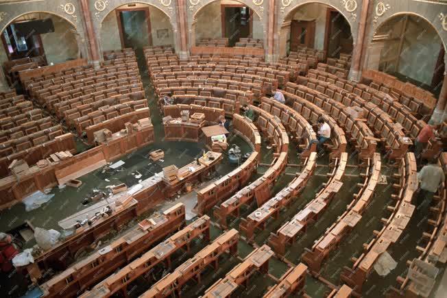 Restaurálás - Felújítják a Parlament üléstermét 