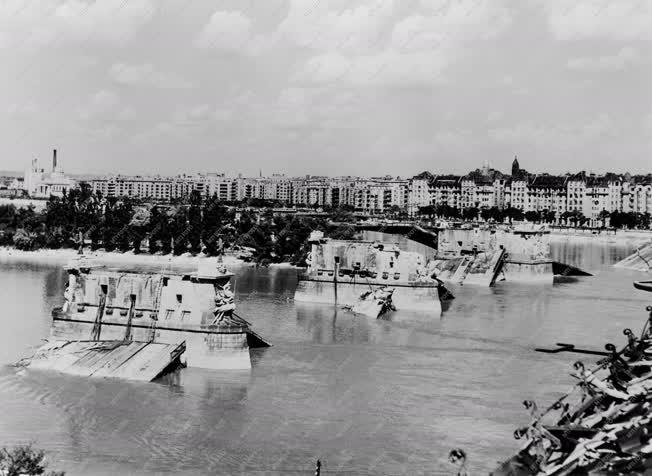 Történelem - A fasiszták által felrobbantott Margit híd