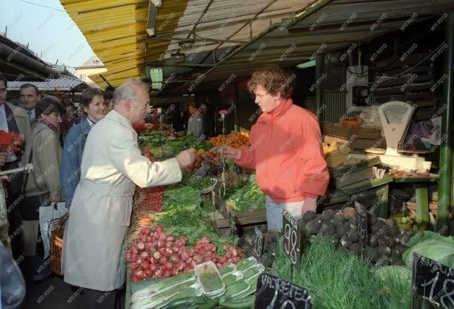 Belpolitika - Nőnap - Nyers Rezső a Lehel piacon