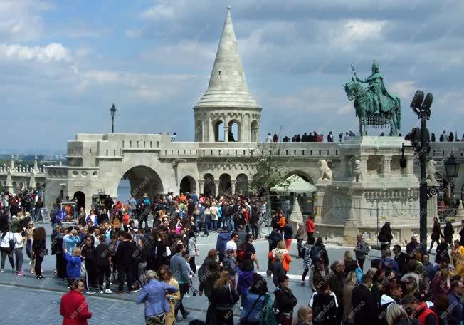 Idegenforgalom - Budapest - Külföldi turisták a Várban