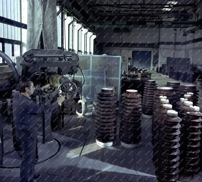 Ipar - Villamos szigetelők gyártása a Zsolnay-gyárban